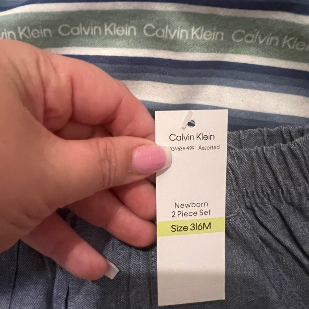 Calvin Klein infant boys 2 piece set - Picture 3 of 4